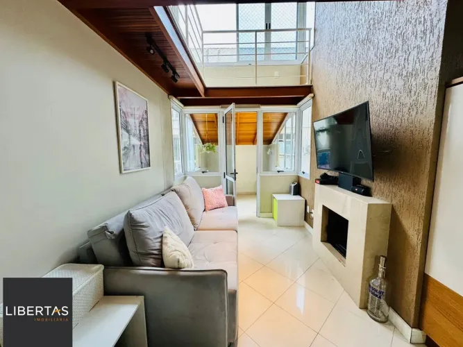 Duplex na Bela Vista, 2 dormitórios com espaço para home office, lareira e 2 vag