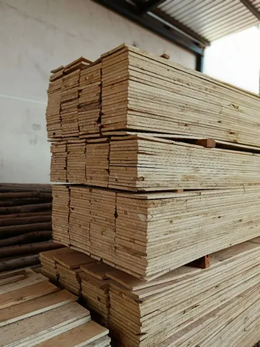 Tábuas e sarrafos de pinus 