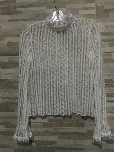Blusa de renda branca feminina
