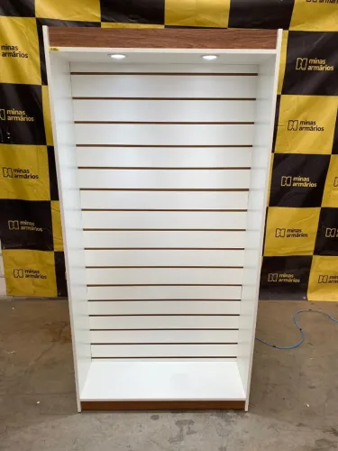 Estante Canaletado com detalhe louro Freijó