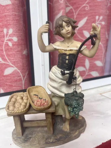 ESCULTURA, mulher vendedora de frutas,