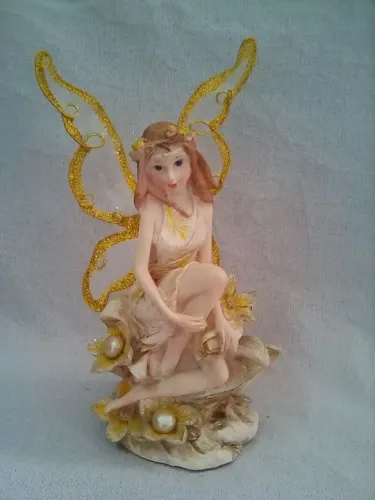 Fada de resina decorativa com pontas de asas douradas