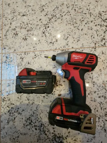Parafusadeira milwaukee bateria off leia 