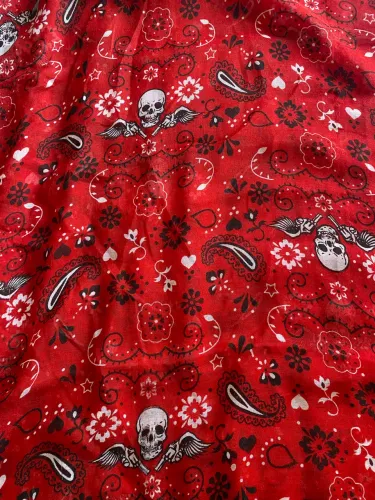 Lenço vermelho caveirinha