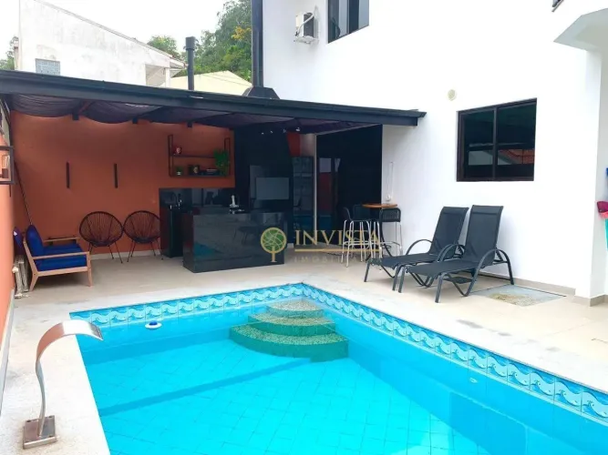 Casa com piscina e 4 quartos à venda em Florianópolis/SC.
