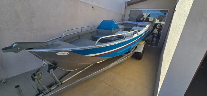 Lancha 5 metros LX Mandi 500 / Motor Hydea 30Hp com 1,80 horas de uso apenas