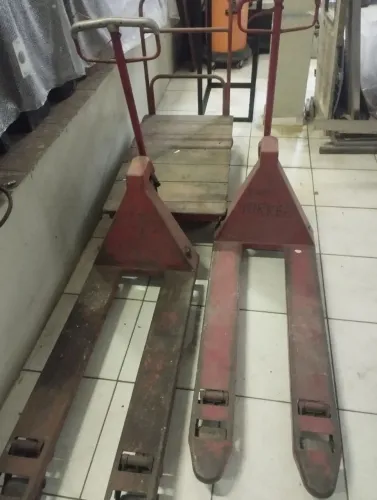 01- Carrinho manual e 02- Paleteiras hidráulicas 