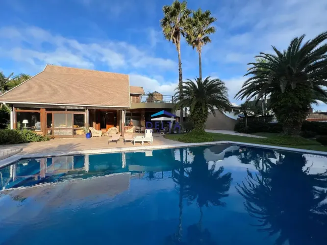 Casa de alto padrão com quiosque, piscina e jacuzzi na Praia Grande em Torres