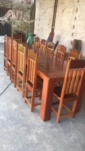 VENDO MESA DE MADEIRA COM 12 CADEIRAS 