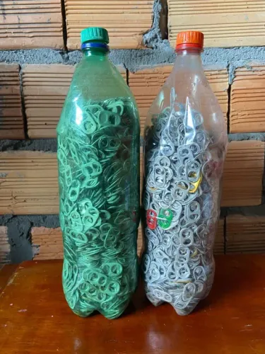 Garrafas de plástico cheias de lacres de latas