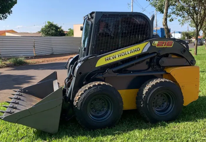 Mini Carregadeira New Holland L218
