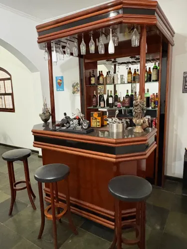 Bar em mogno