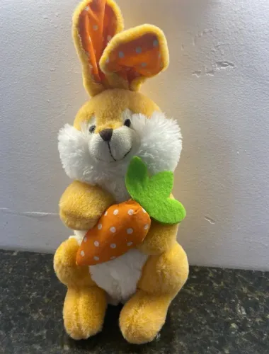 Coelhinho de pelúcia com cenoura
