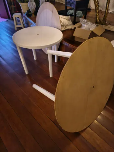 Mesa de plástico e tampo de MDF 