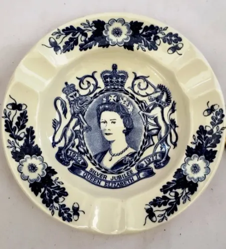 Cinzeiro Queen Elizabeth II Rainha Elizabeth Made in England Perfeito Estado