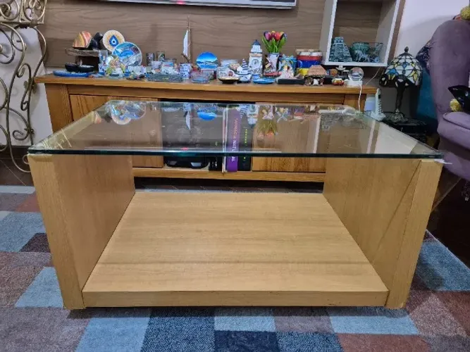 Mesa de centro de madeira com tampo de vidro