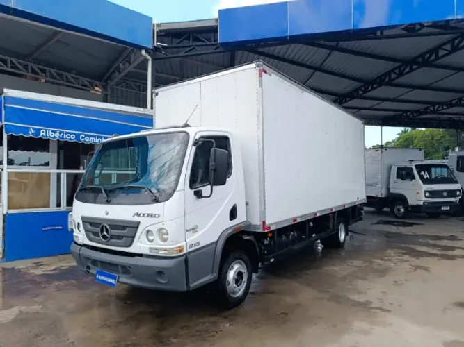 MB Accelo 815 - Ano: 2022 - Baú carga seca (Somos Loja)