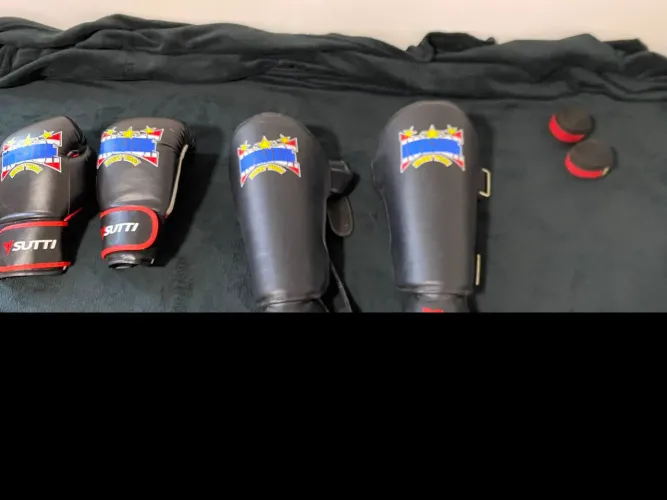 Luvas e Caneleiras Muay Thai