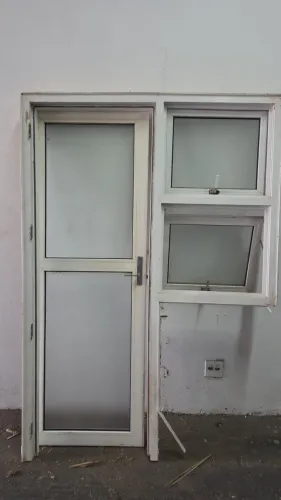 Porta de PVC com janela basculante