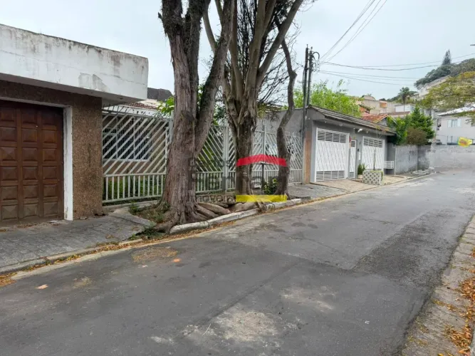 Casa térrea à venda no Horto Florestal, 3 suítes, piscina, espaço com churrasqueira e 4 va