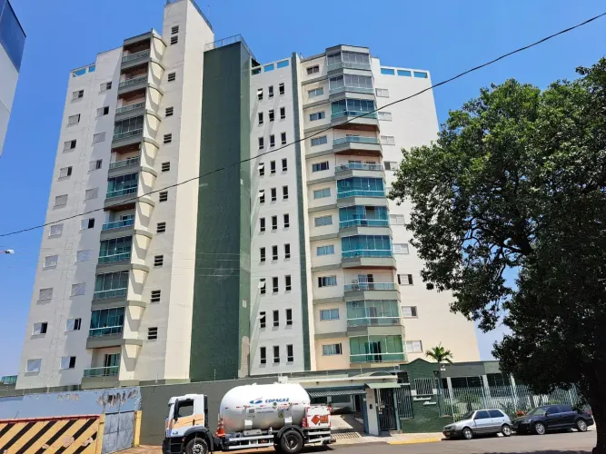 Apartamento no Condomínio Athenas para aluguel com 180 metros com 3 quartos em Centro - Su