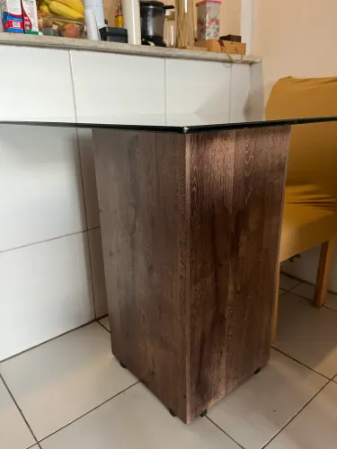 Mesa tampo de vidro com cadeiras 