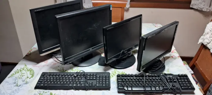 4 monitores e 2 teclados