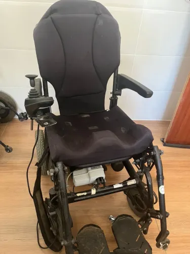 CADEIRA DE RODA COM ELEVAÇÃO 