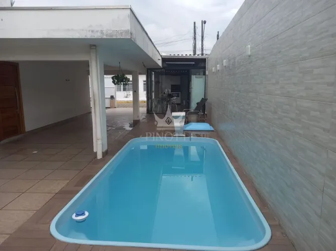 Casa com Piscina e 3 Quartos à Venda no Bairro São João em Itajaí | Suíte, Escritório e 4