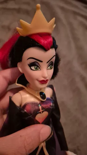 Boneca rainha má