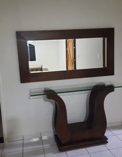 Aparador com espelho e mesa de centro