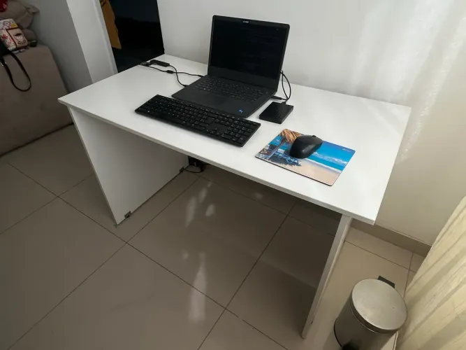 Mesa de madeira branca