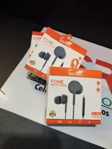 Fone de Ouvido com fio (conexão P2) intra-auricular.