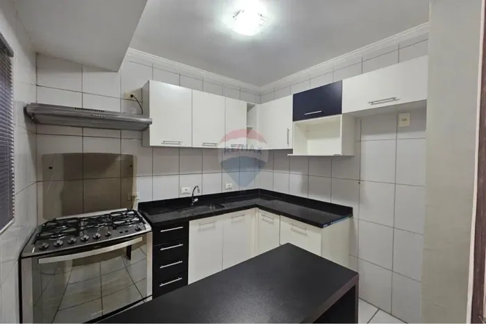 Casa em condomínio para alugar com 2 quartos, sala, cozinha e duas vagas de garagem cobert