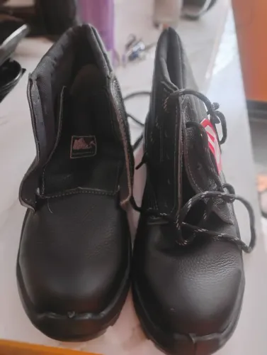 Vendo uma bota da marca bracol nova na embalagem