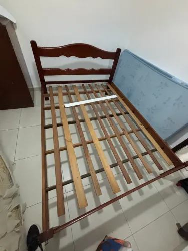 Cama casal em madeira