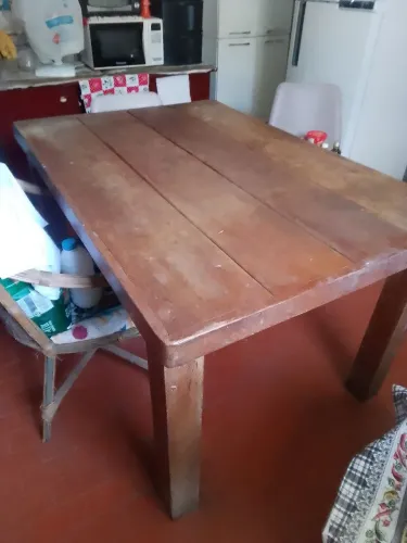 Mesa de seis cadeiras de madeira maçiça de gravata