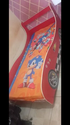 Cama infantil de carrinho.