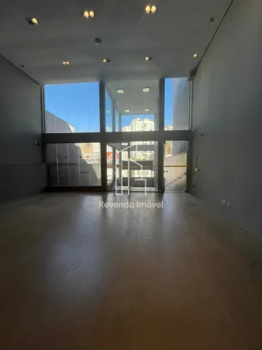 Prédio Comercial de 750m² na Água Fria, São Paulo-SP: 3 Salas, 3 Banheiros, 10 Vagas de Ga