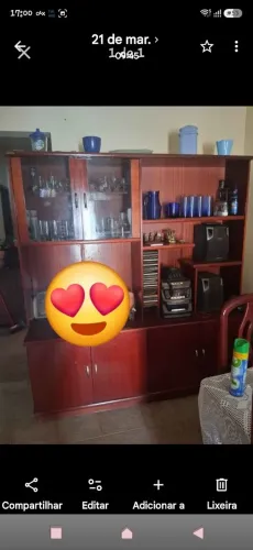 Vendo estante linda conservada com 2 portas de vidro