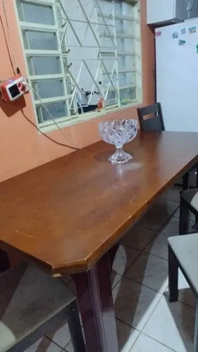 Vendo mesa com 5 cadeira