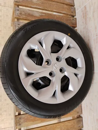 RODAS COM PNEUS E CALOTAS *ARO 15*
