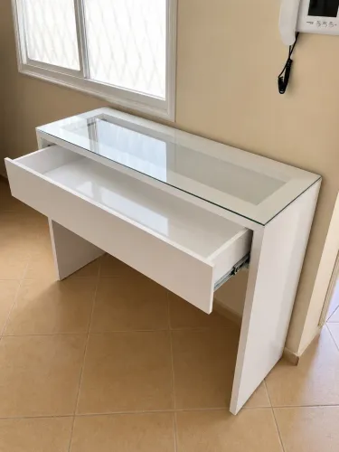 Balcão de Centro Expositor em MDF 3 cm Branco Laqueado com Vidro Temperado e Gavetão