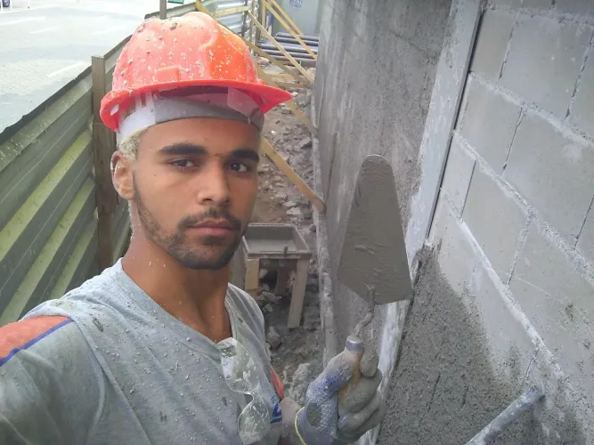 PEDREIRO DISPONÍVEL *
