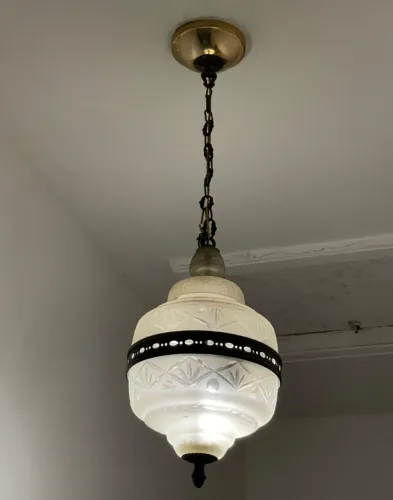 Belíssimo e Antigo Lustre em bronze e Cristal