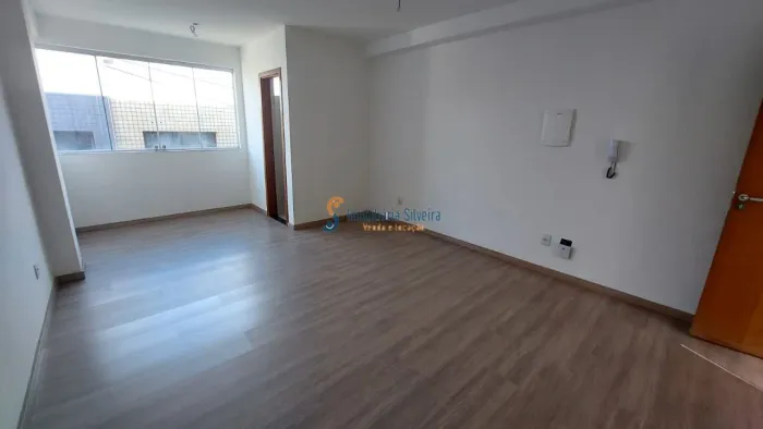 Sala comercial de 23 m², 01 vaga demarcada , prédio com elevador 2 quarteirões da Av. Cris