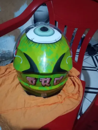 Capacete Texx 100$  desenhado em Estado 
