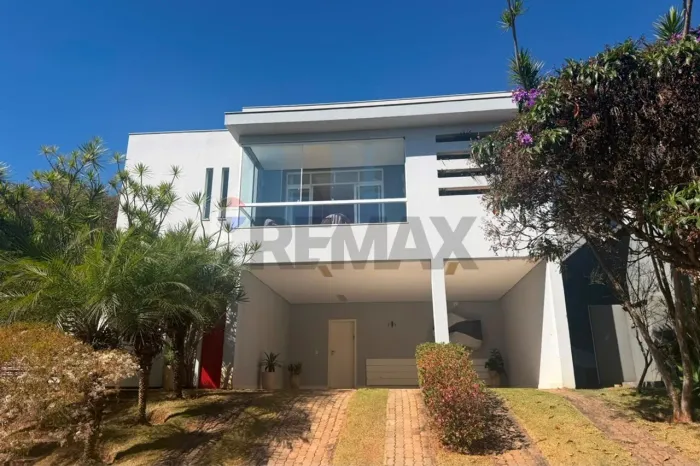 Casa para locação | 330 m² construídos | 765 m² de terreno | 4 quartos e piscina aquecida