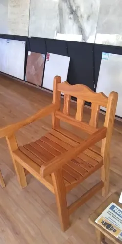 Vendo  2  cadeira de madeira maciça 