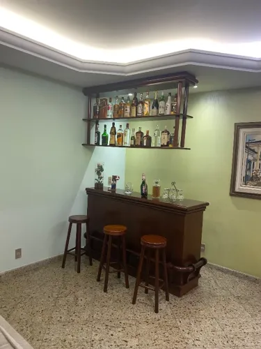 Bar em Mogno Maciço 
